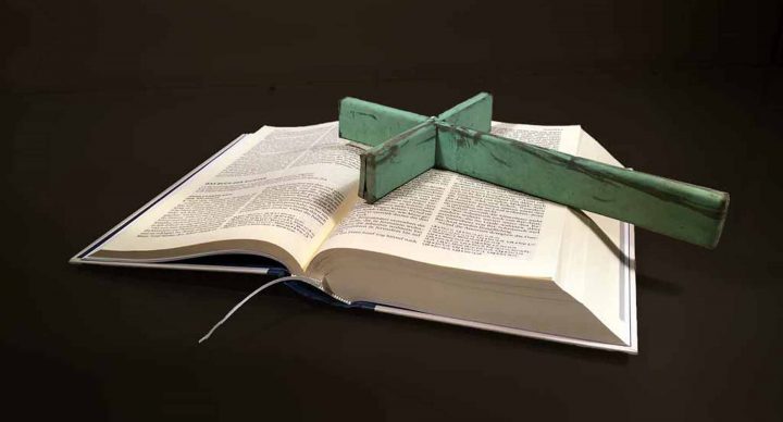 Die Bibel und ein kleines Kreuz der Deutschen Kirche in Helsinki