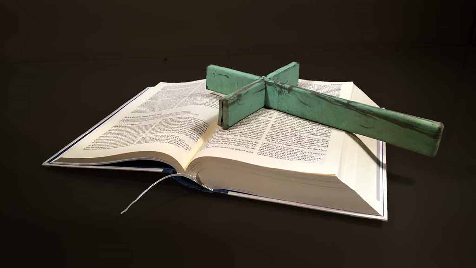 Die Bibel und ein kleines Kreuz der Deutschen Kirche in Helsinki