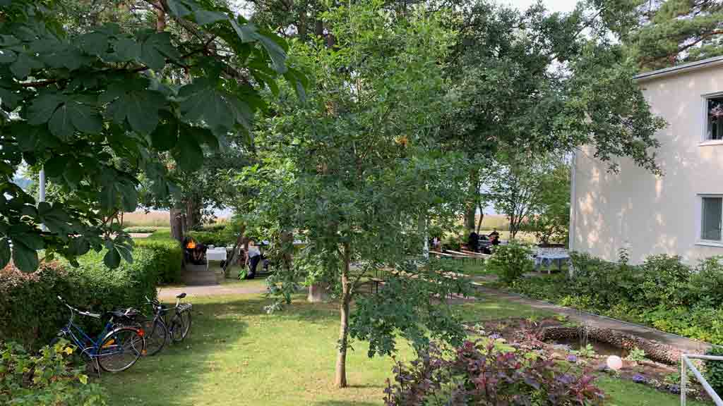 Garten des Seniorenwohnheims in Munkkiniemi am Meer