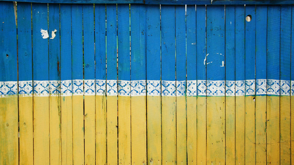 Holzwand in den Farben der ukrainischen Flagge Holzwand in den Farben der ukrainischen Flagge